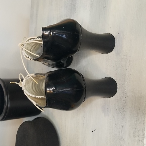 Charles David Black and Cream Patent Leather Chunk Heels SZ 8. 5 - Picture 3 of 8